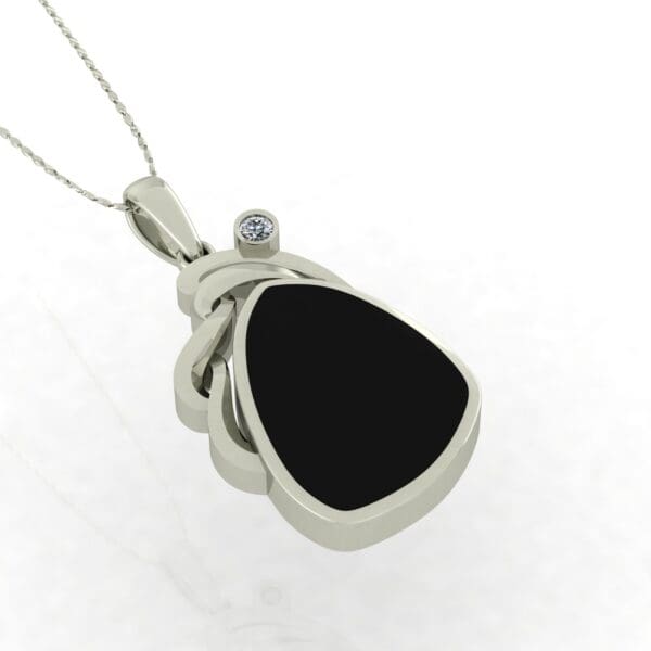 A black and white picture of a necklace